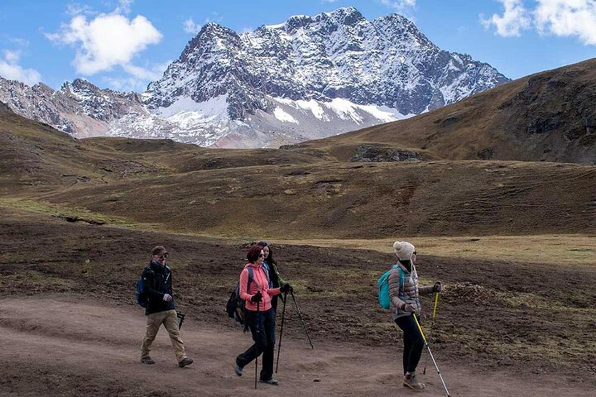 en gruppe på tre personer som går på et fjell