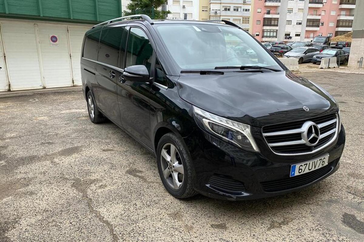 uma van preta estacionada em um estacionamento