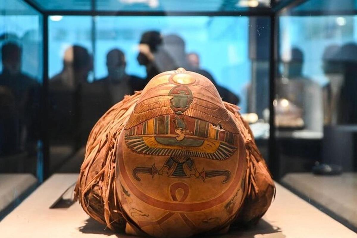 un guanto da baseball appoggiato su un tavolo