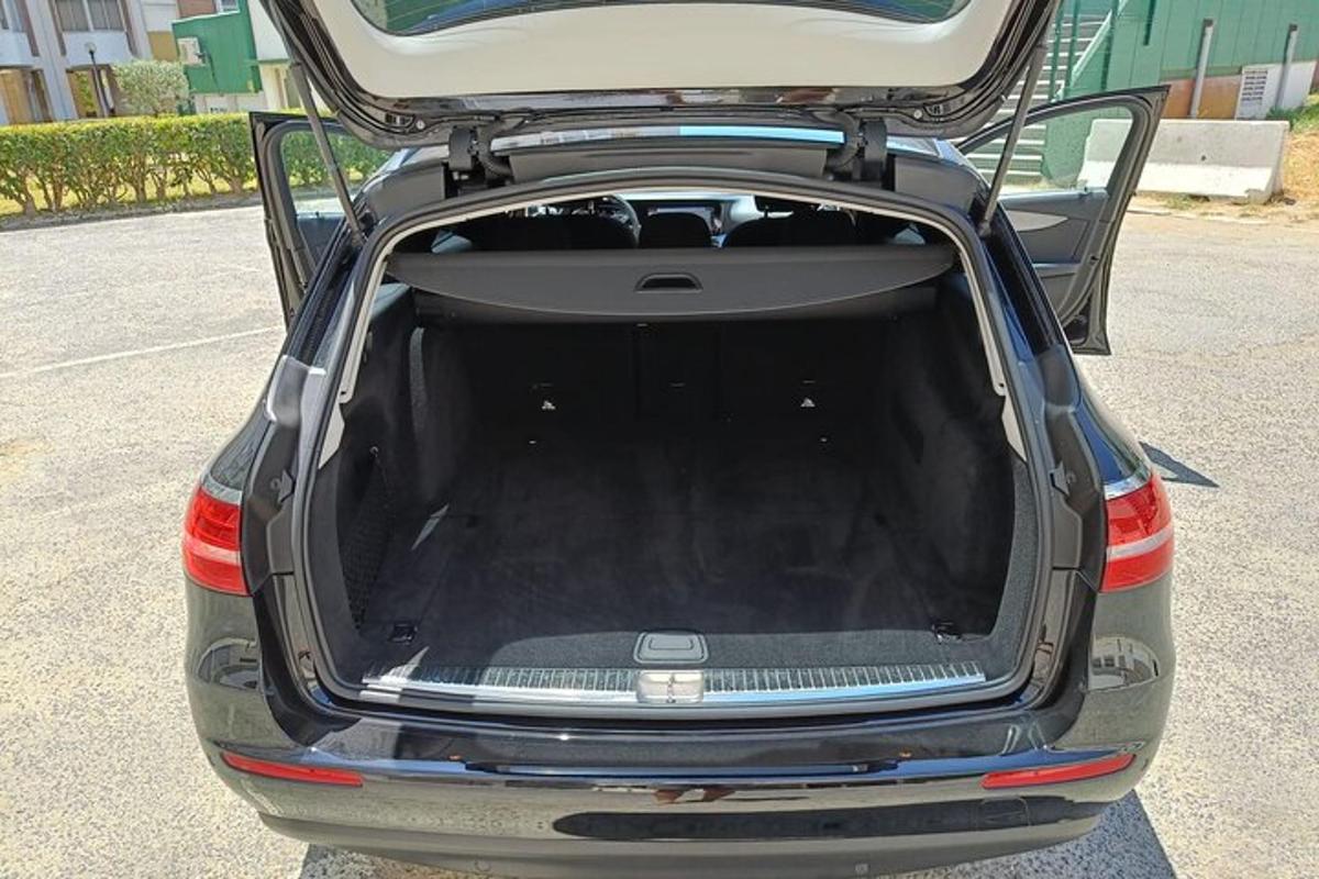 um carro com o porta-malas aberto com uma escotilha