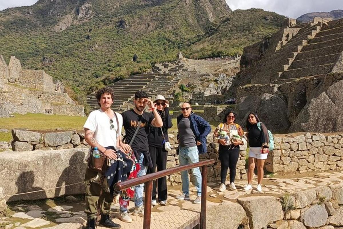 um grupo de pessoas em pé sobre as ruínas de uma pirâmide