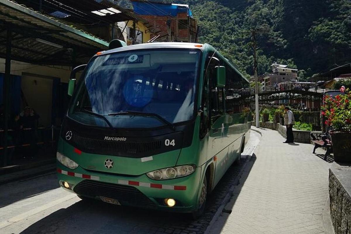 zeleno-biely autobus zaparkovaný na autobusovej zastávke