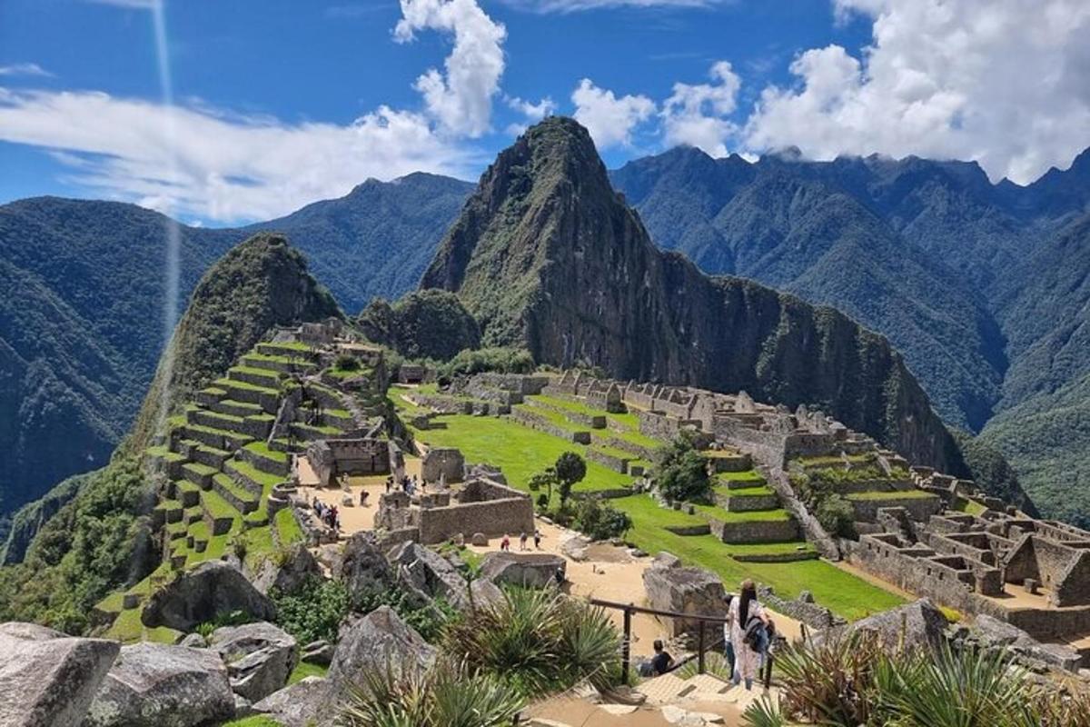 uma vista de machu picchu com montanhas ao fundo