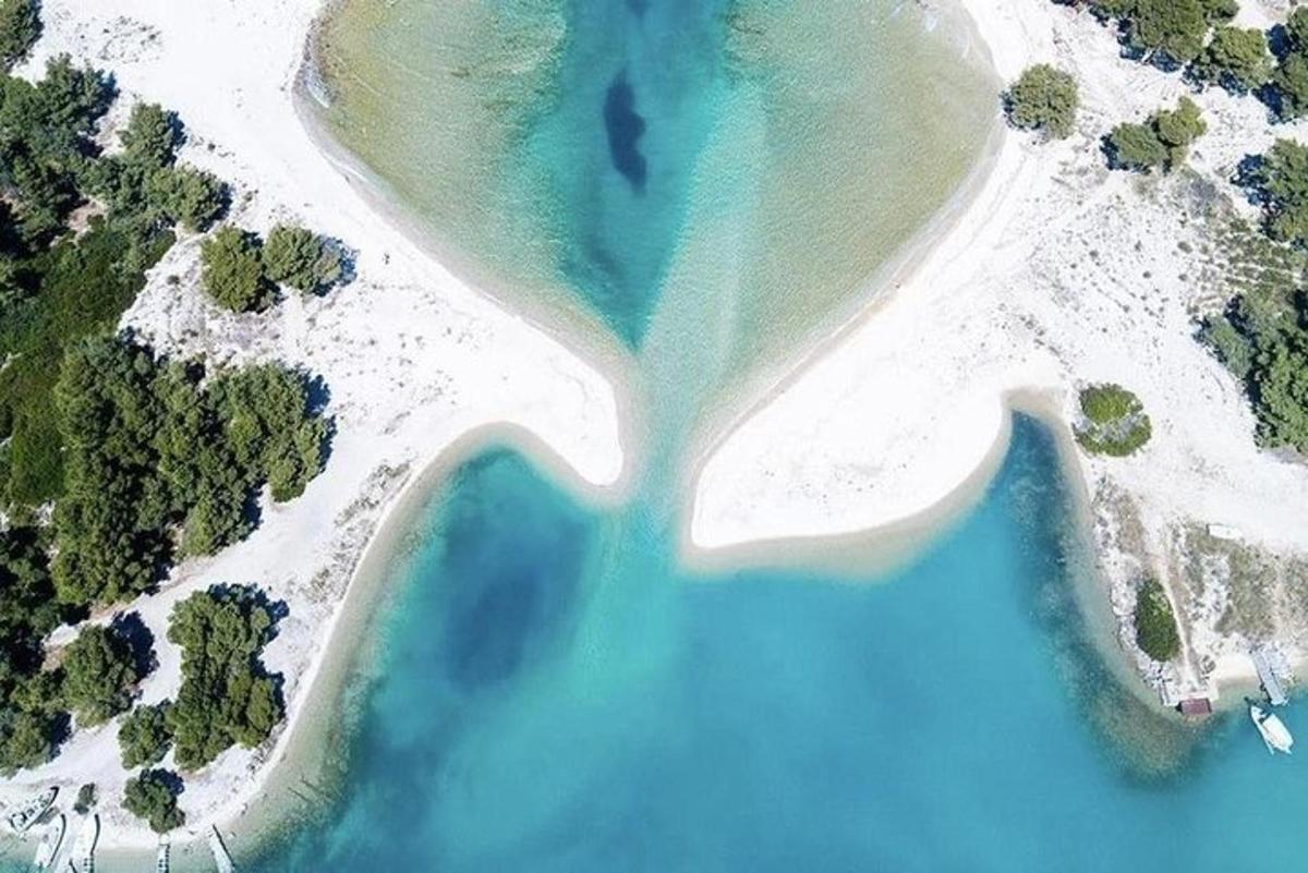 Поглед из ваздуха на плажу и воду