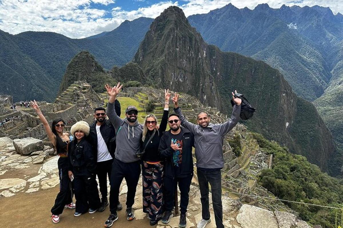 um grupo de pessoas em pé no topo de uma montanha