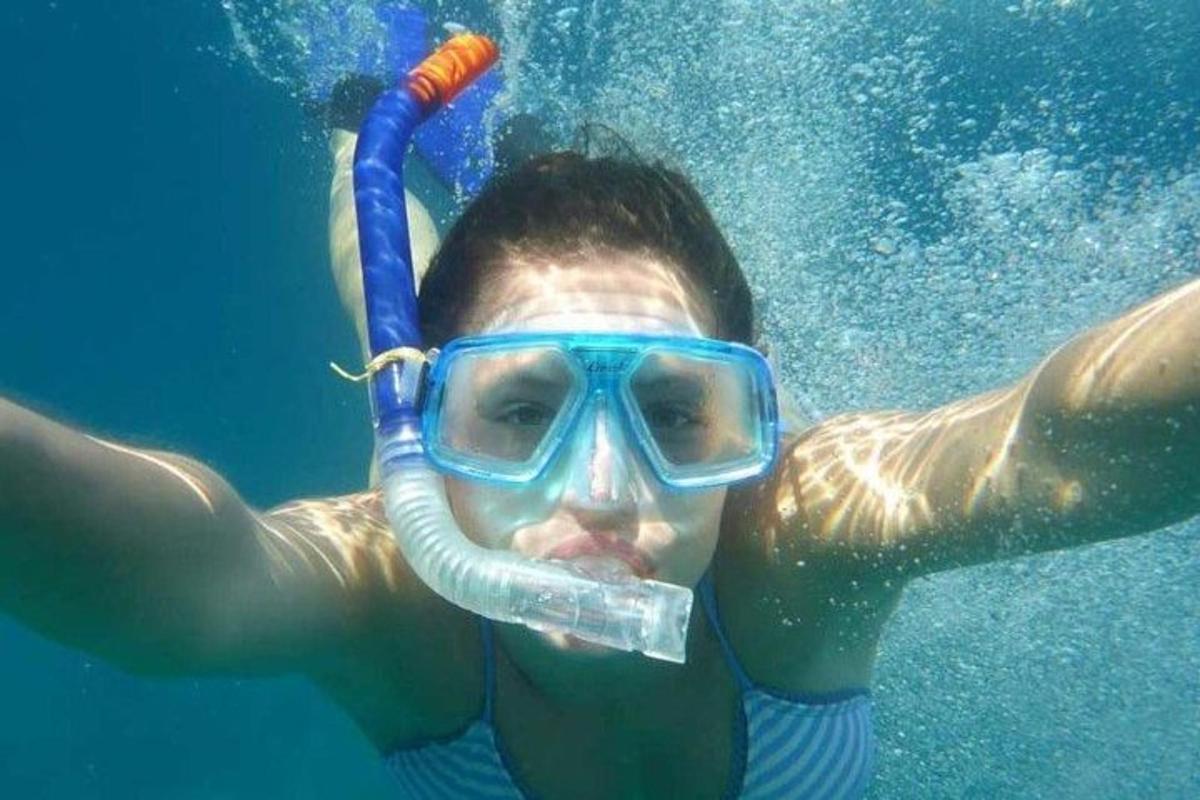 o femeie în apă cu o țeavă de plastic
