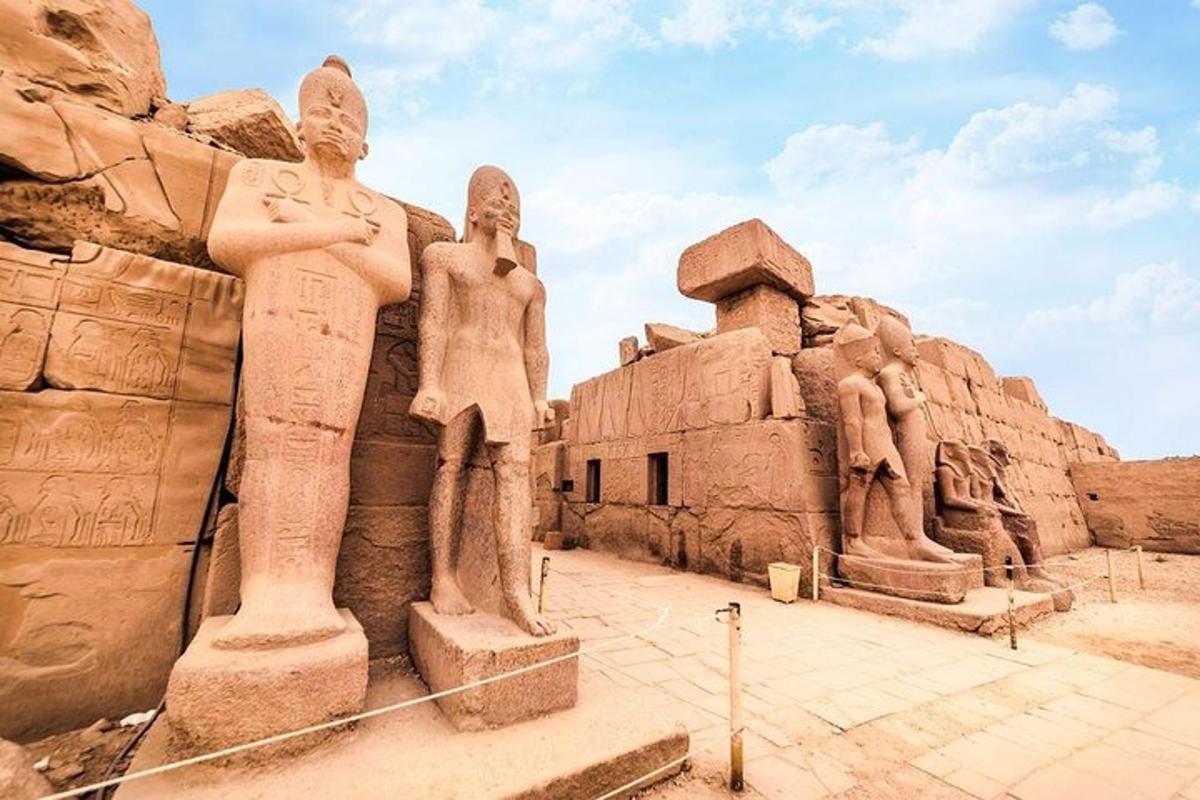 un gruppo di statue in piedi davanti a un edificio