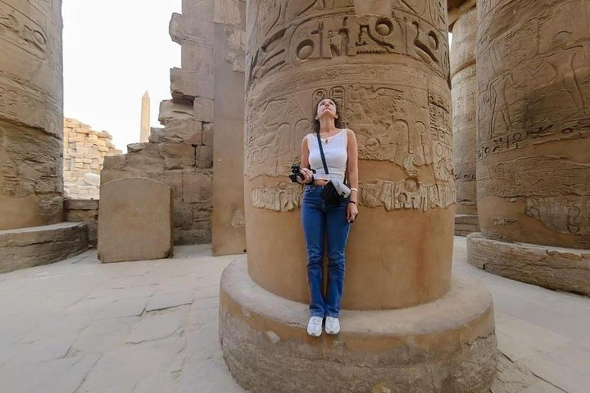 una donna in piedi accanto a una colonna in un tempio