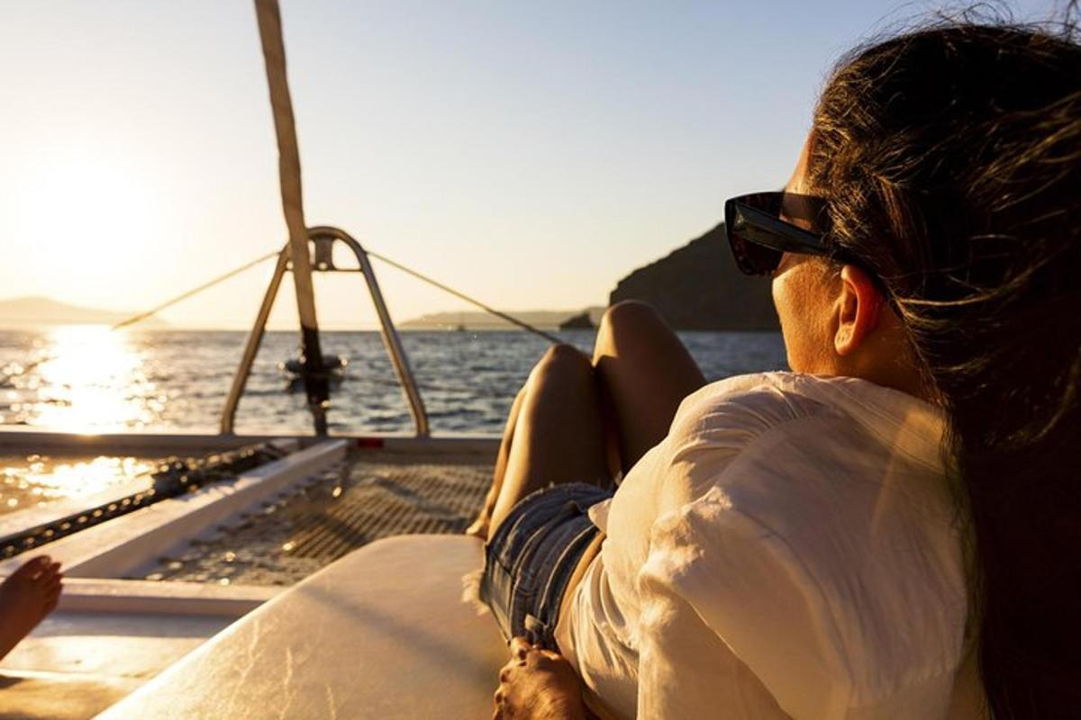en person som sitter på en båt och tittar ut över havet