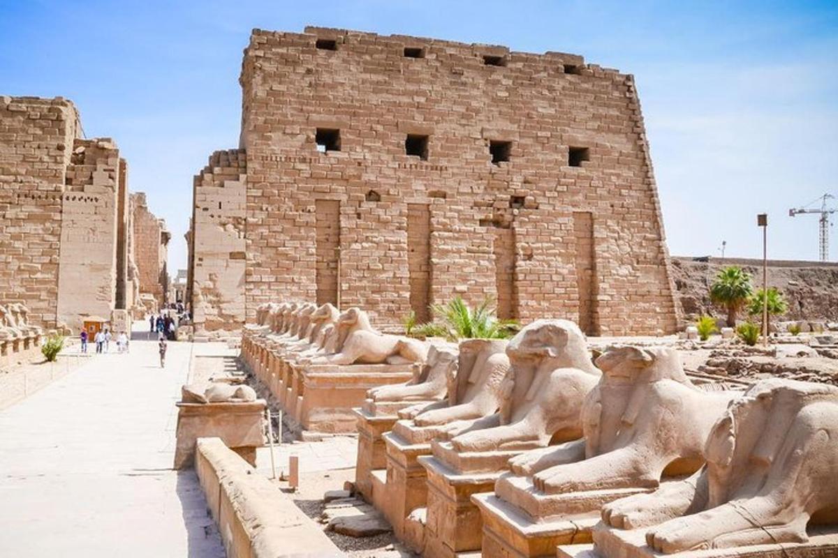 un gruppo di statue di fronte a un edificio