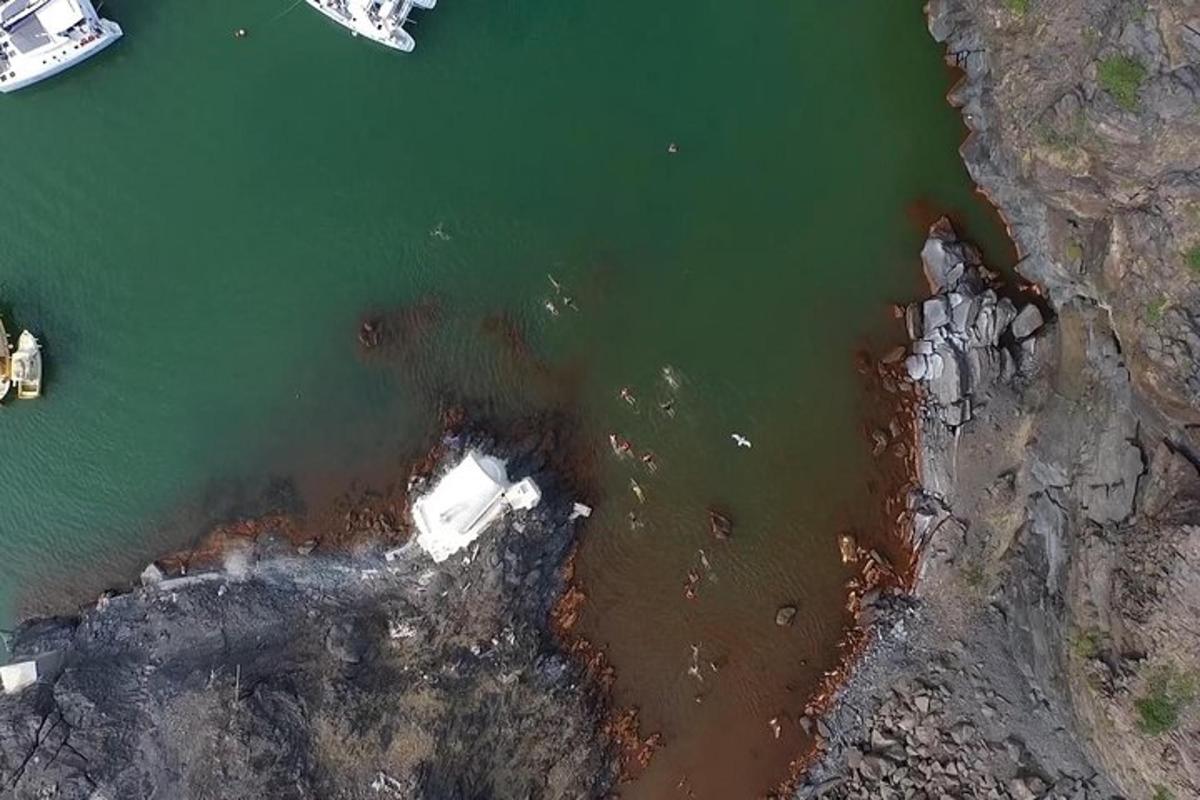 une vue aérienne d'un bateau dans l'eau