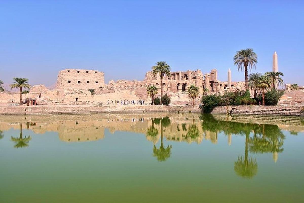 un edificio con palme e uno specchio d'acqua