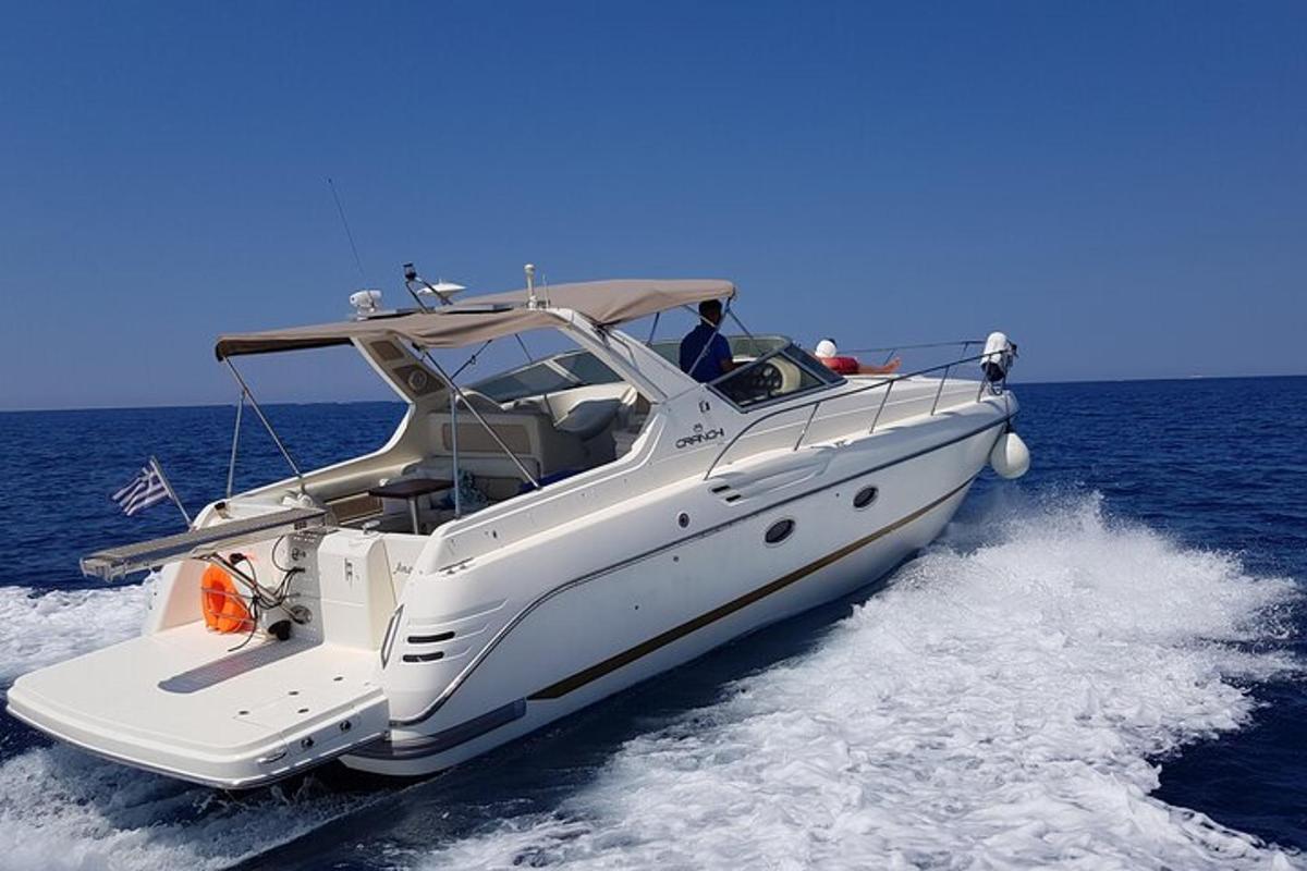 um barco branco na água do oceano
