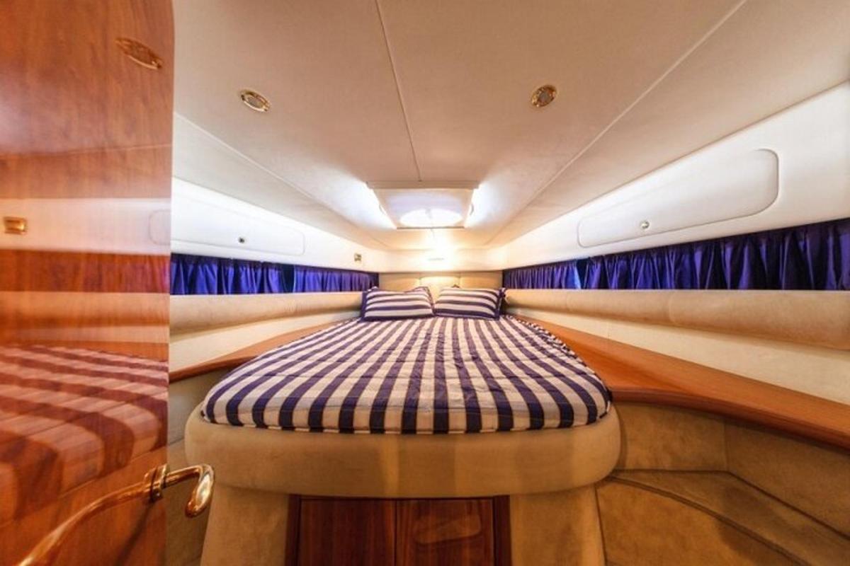 um pequeno quarto com uma cama no meio