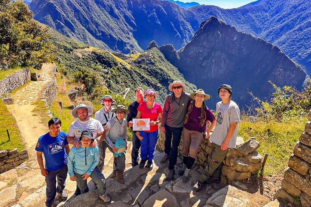 um grupo de pessoas posando para uma foto em uma montanha