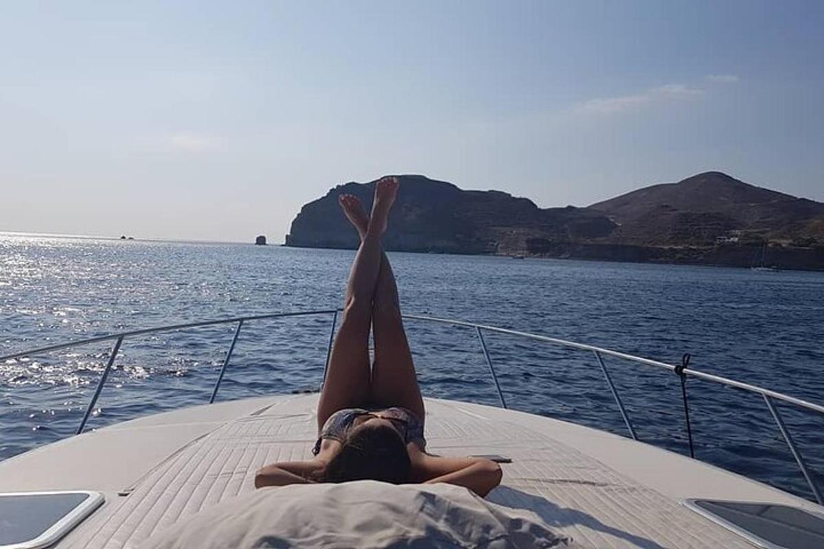 uma mulher deitada no convés de um barco