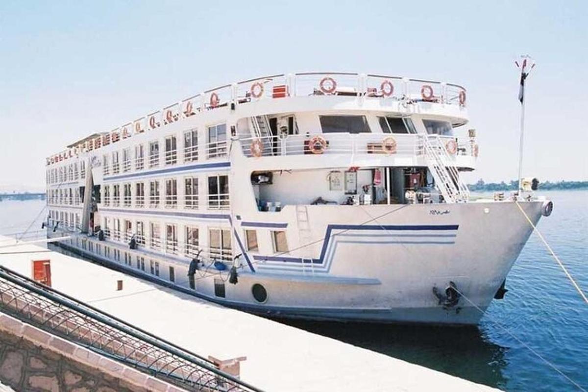 una grande nave da crociera è attraccata a un molo