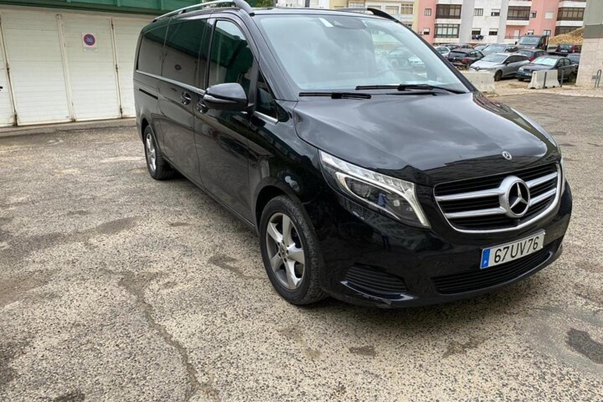 uma van preta estacionada em um estacionamento