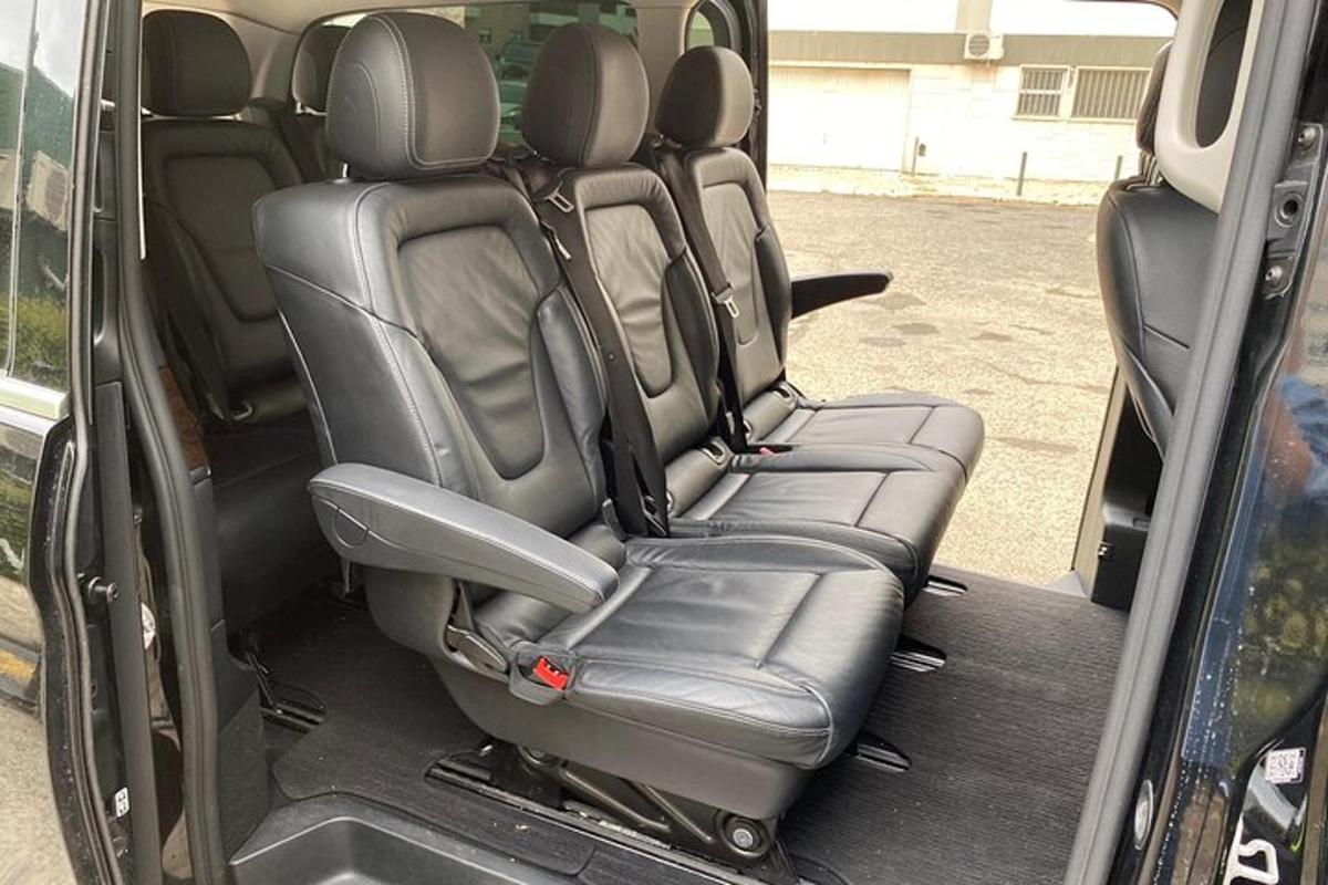 um banco traseiro vazio de uma minivan