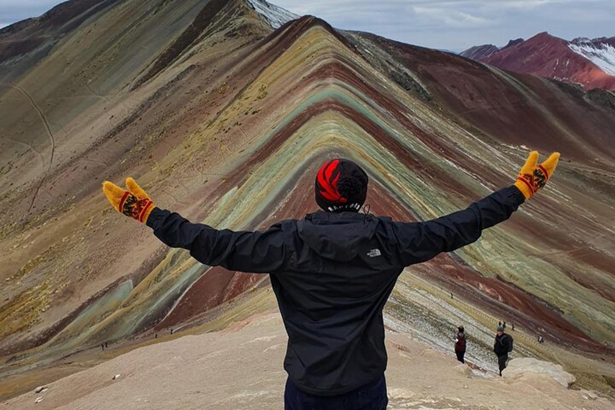 seorang lelaki sedang menerbangkan layang-layang di atas gunung