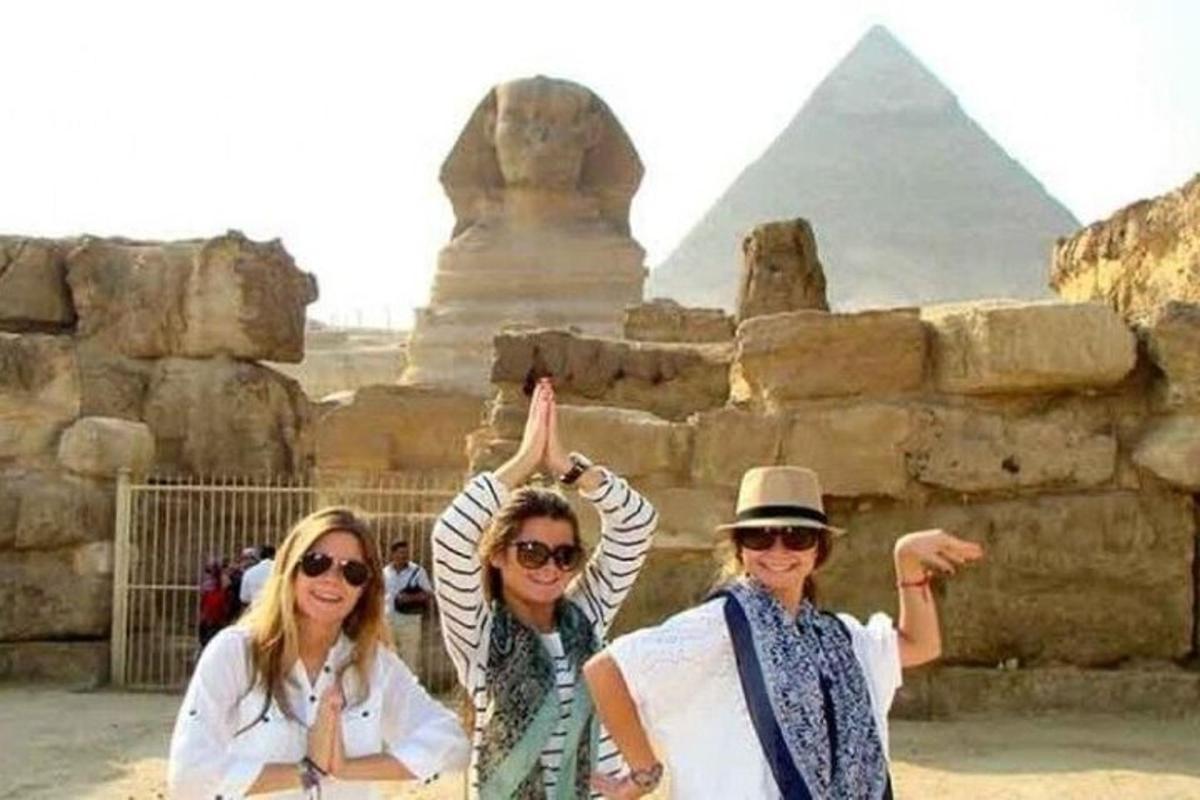 Tres mujeres posando frente a las pirámides