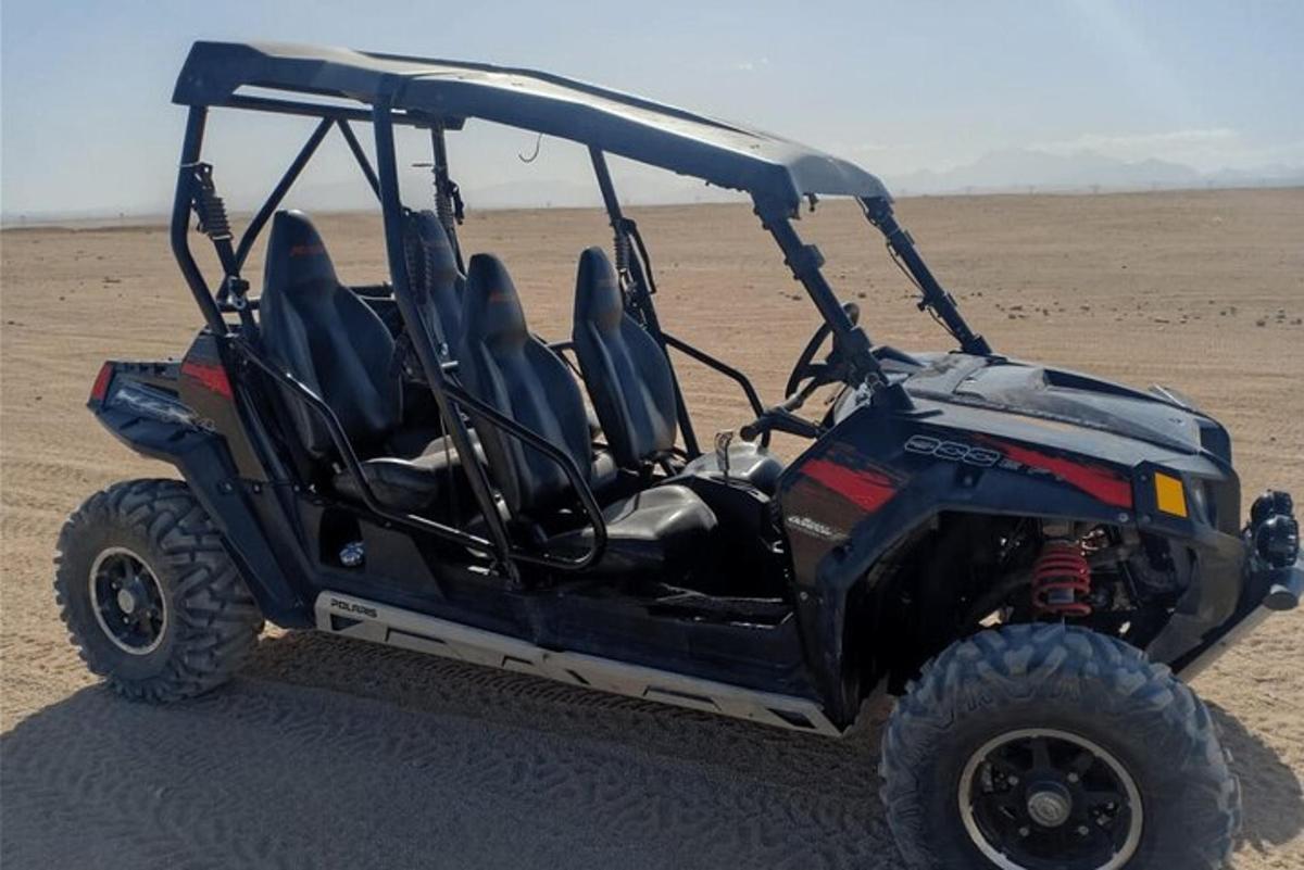 un quad negre aparcat al desert