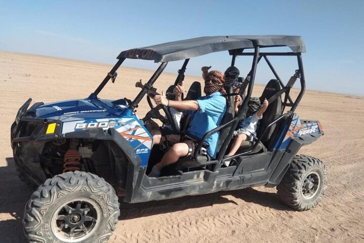 un grup de persones en un vehicle al desert