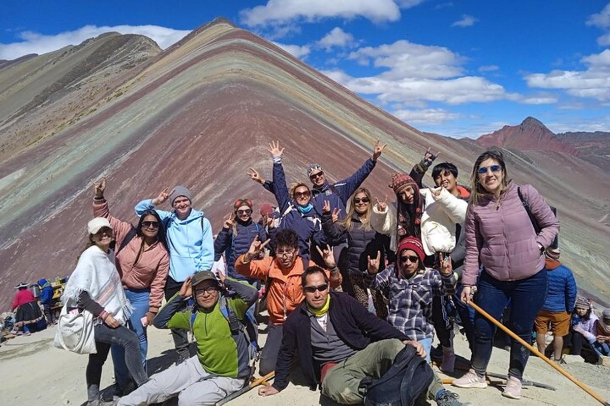 sekumpulan orang bergambar di hadapan gunung
