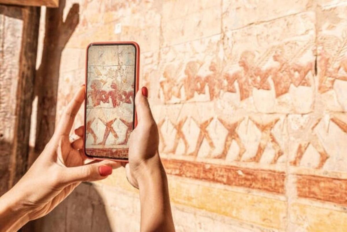 inimene hoiab seina ees mobiiltelefoni