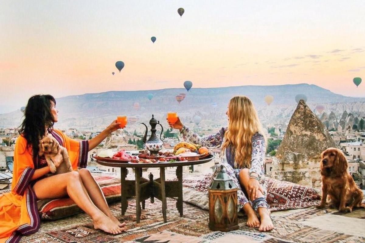 due donne sedute a un tavolo con cibo e mongolfiere