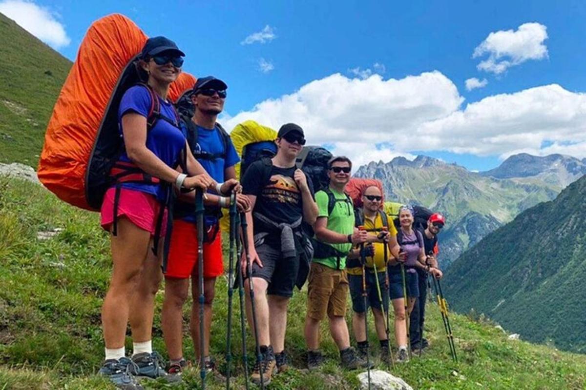 skupina lidí stojící na vrcholu hory
