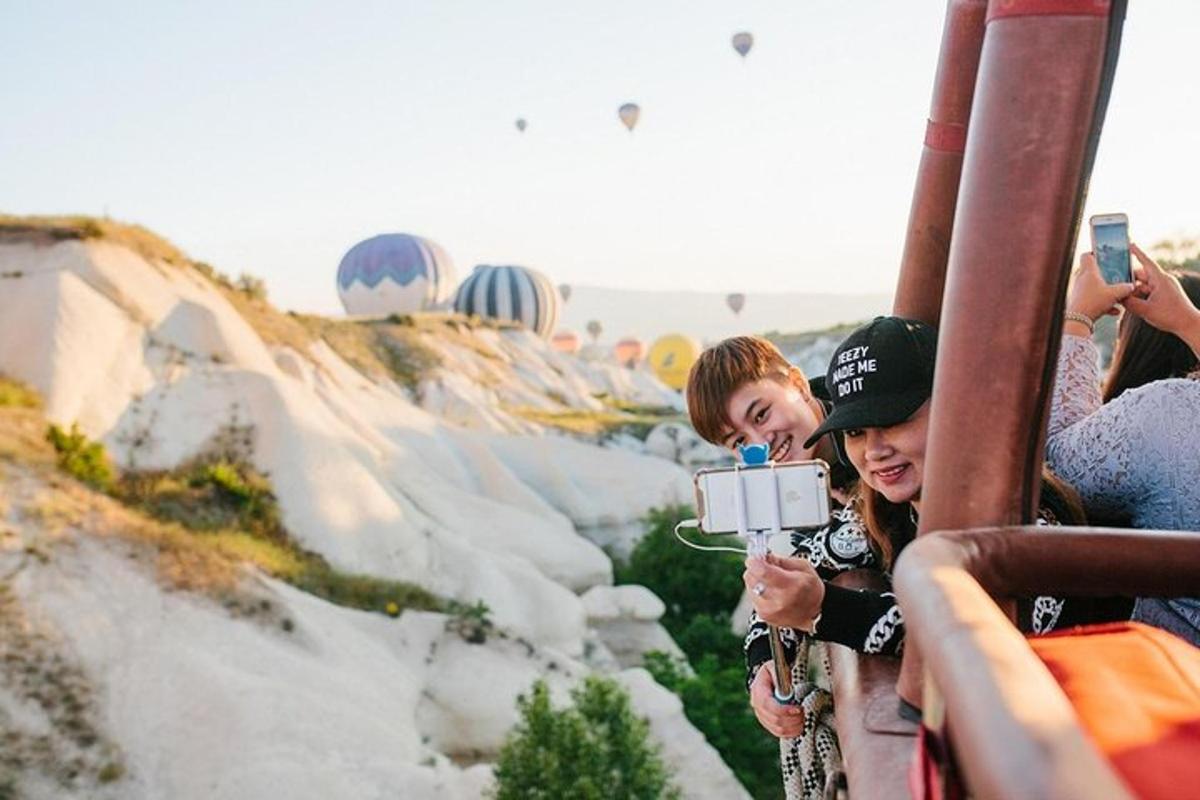 un gruppo di persone che scatta foto di una mongolfiera