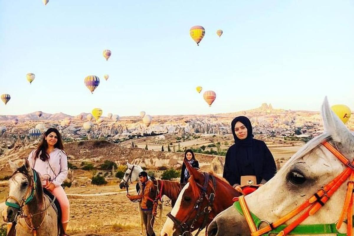 un gruppo di donne a cavallo e in mongolfiera