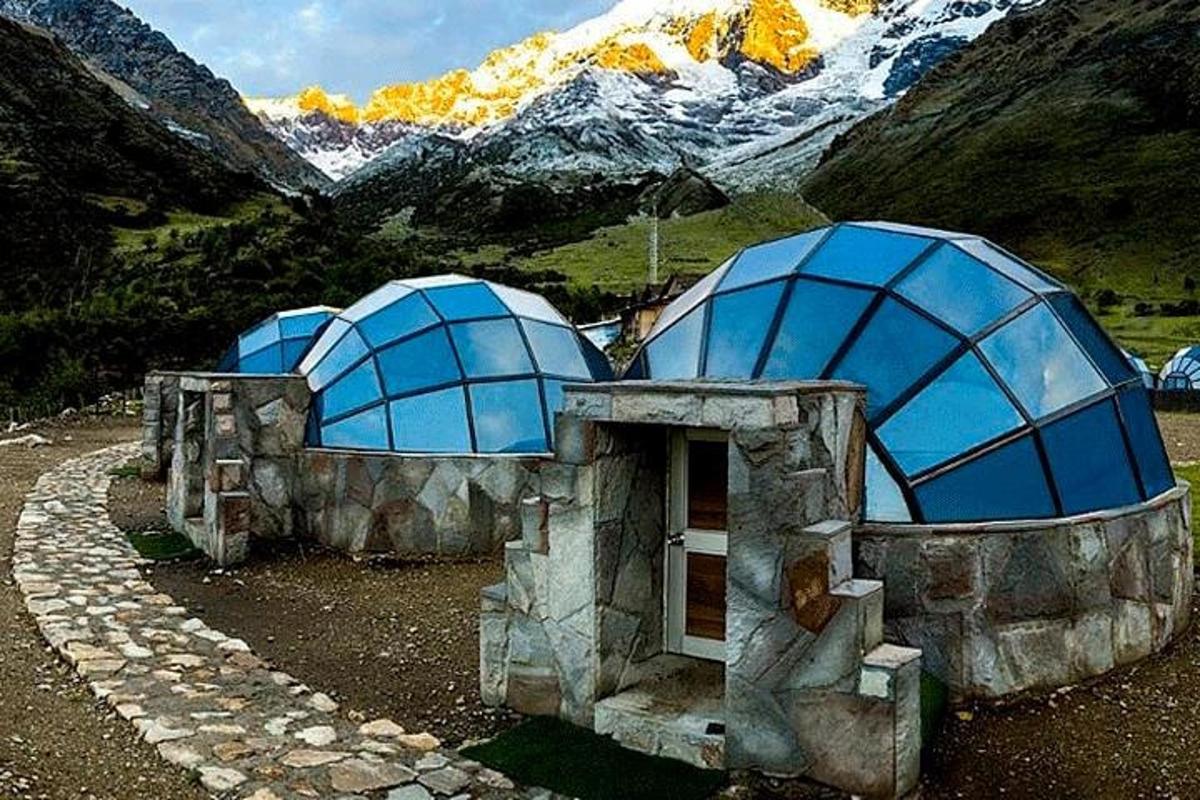 Un par de cúpulas situadas en la cima de una montaña.