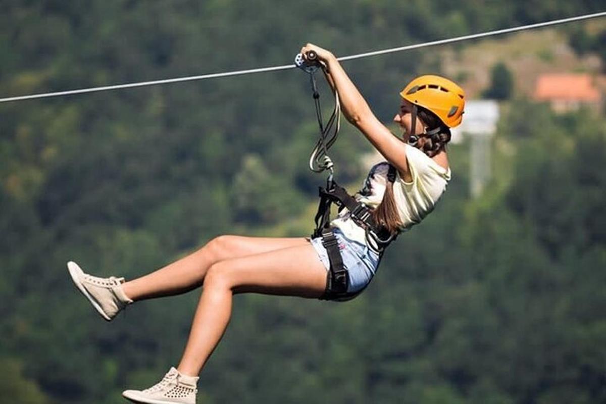 ženska se vozi po ziplineu