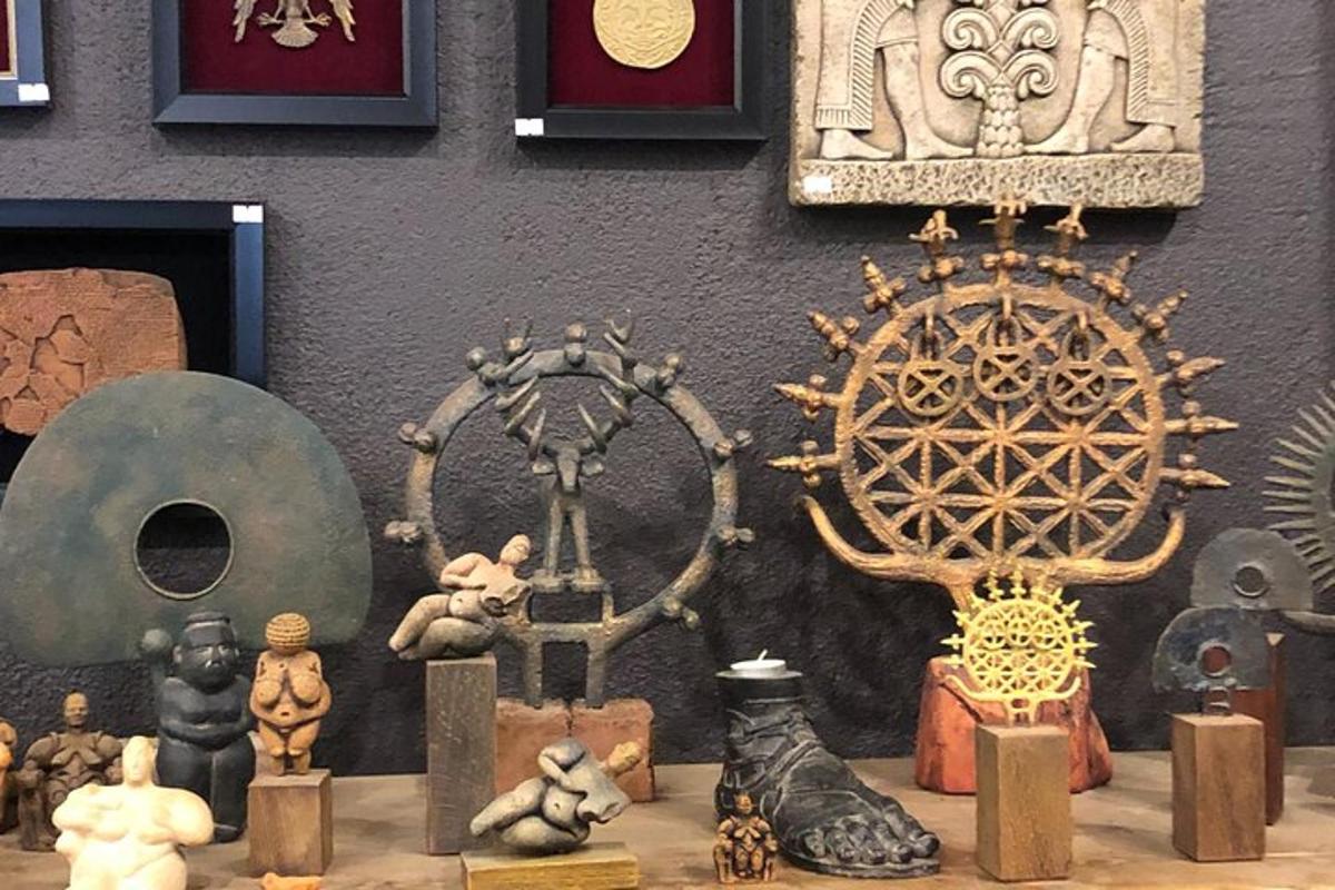 un grup de artefacte pe o masă în fața unui perete