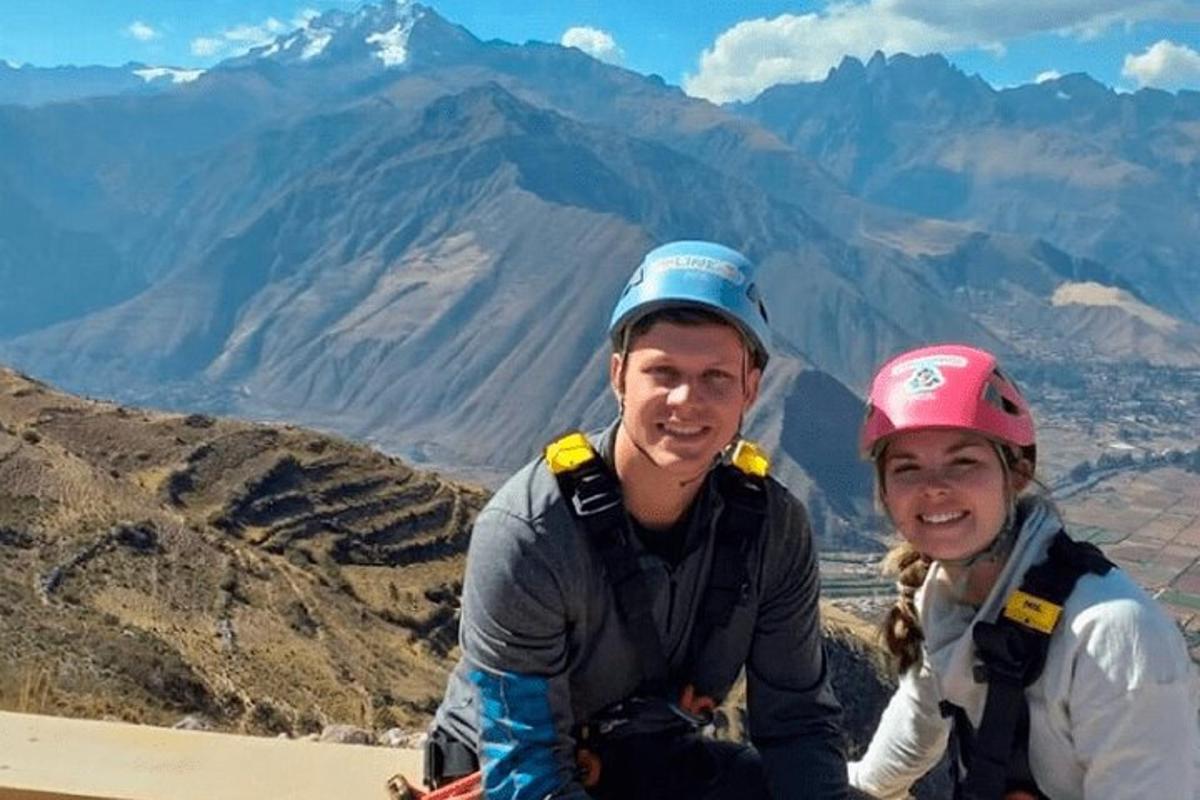 karl og kona sitjandi á fjallstindi
