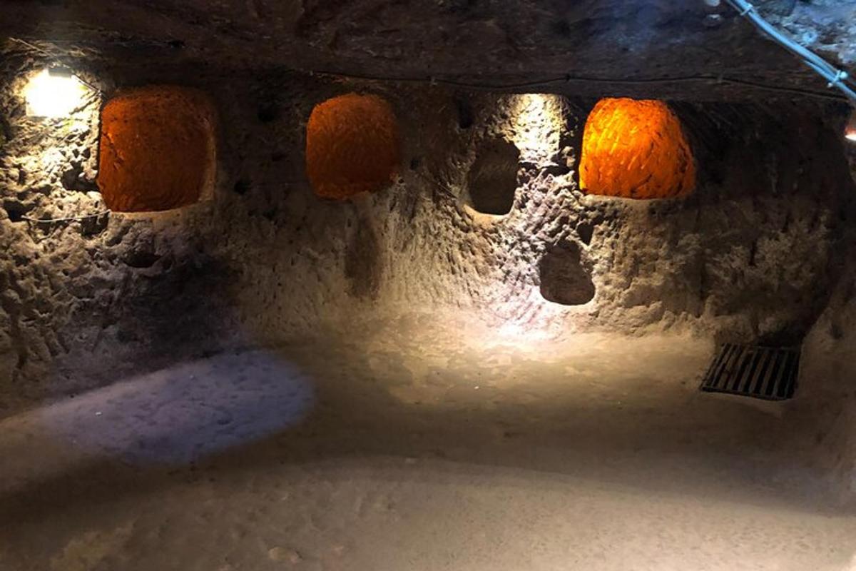 o cameră întunecată cu un perete de piatră luminat