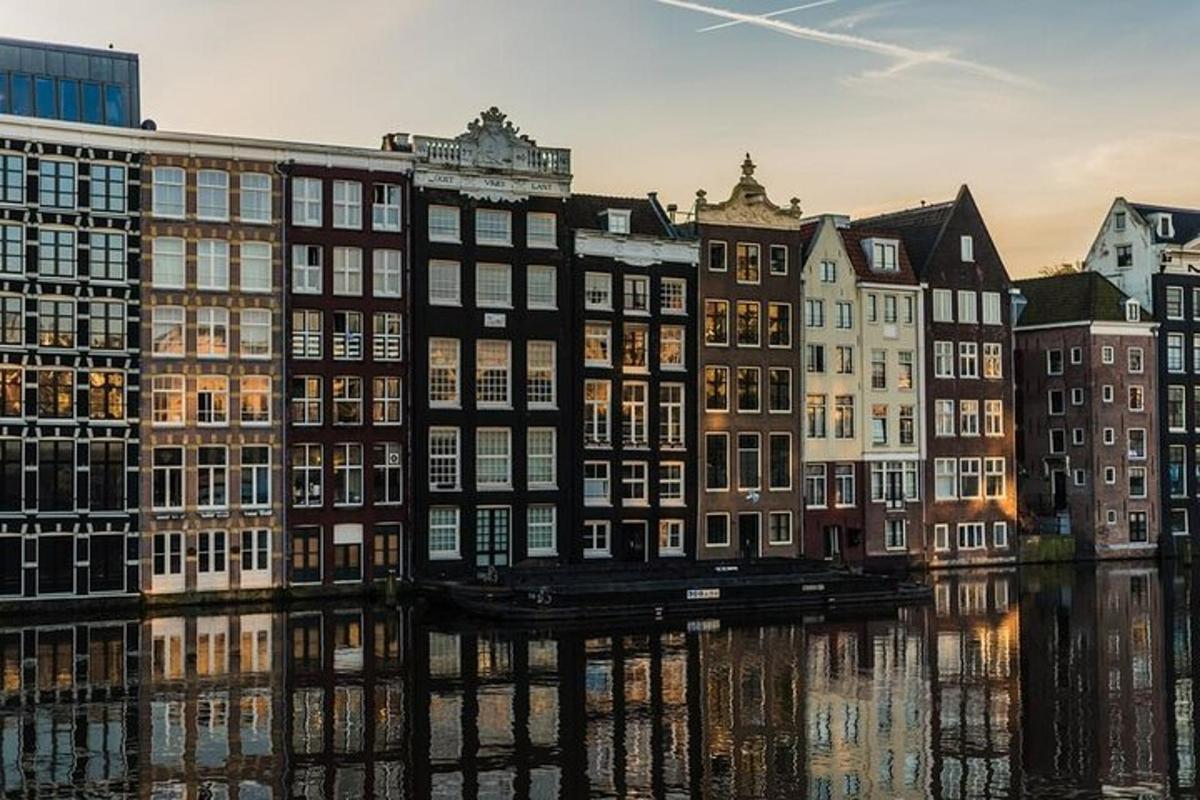 un grupo de edificios junto a un río
