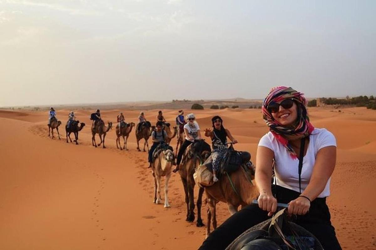 Un grupo de personas montando a caballo en el desierto.