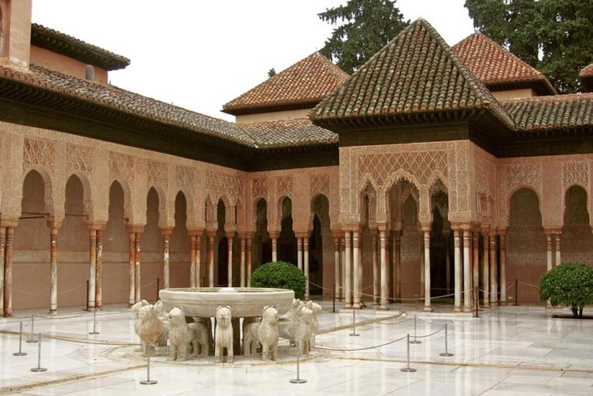 un pati amb una font davant d'un edifici