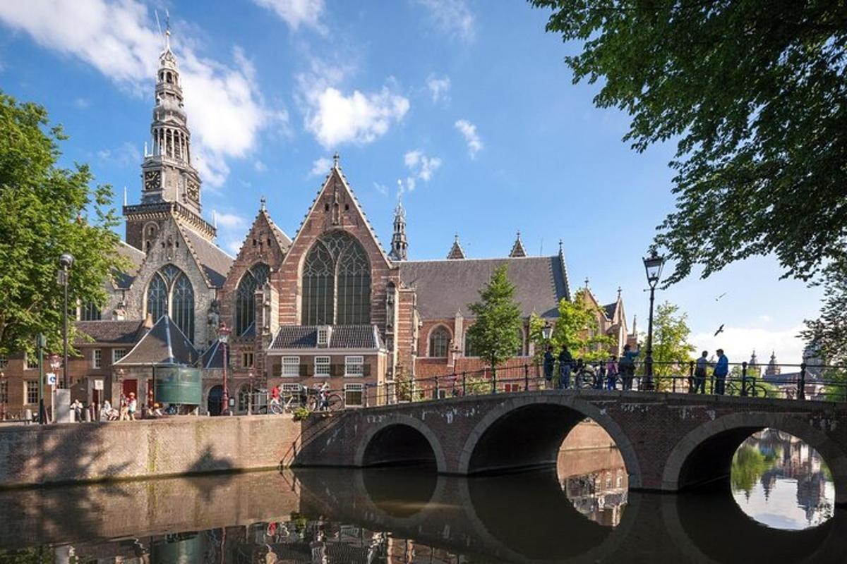 un puente sobre un río frente a una iglesia
