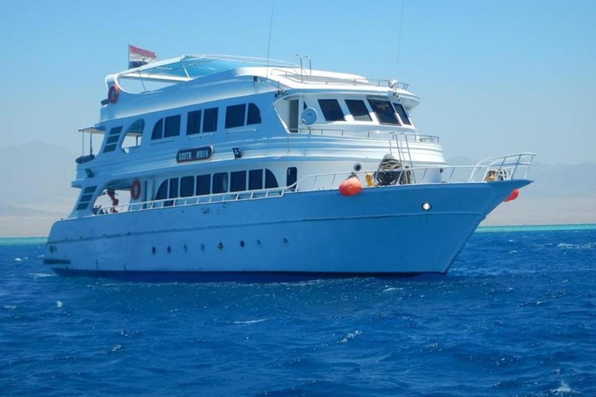 un gran barco blanco en medio del océano