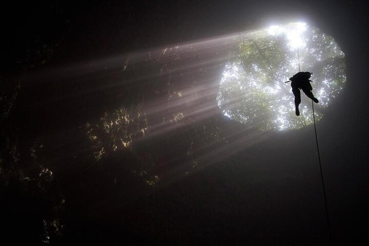 una persona che salta in aria con un palo