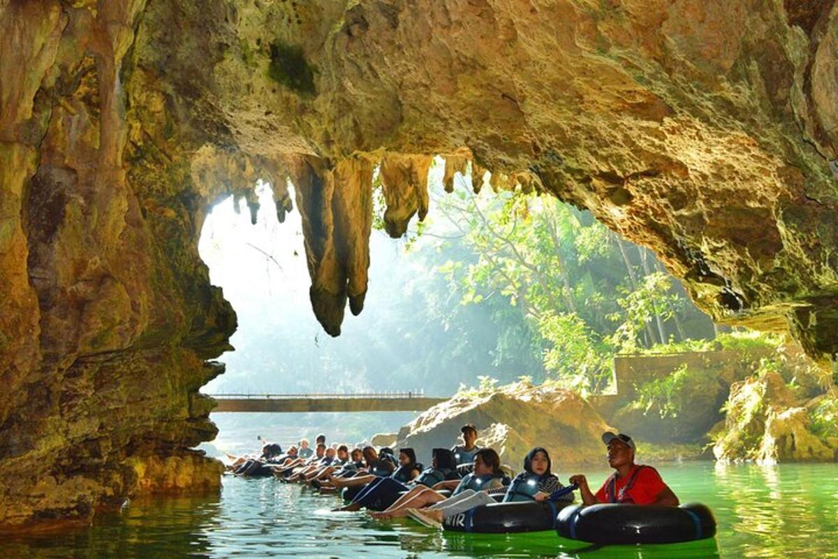 un gruppo di persone su una barca in una grotta