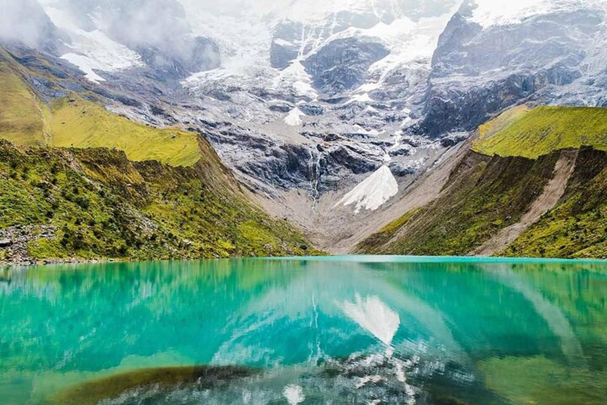 un lago in mezzo a una montagna