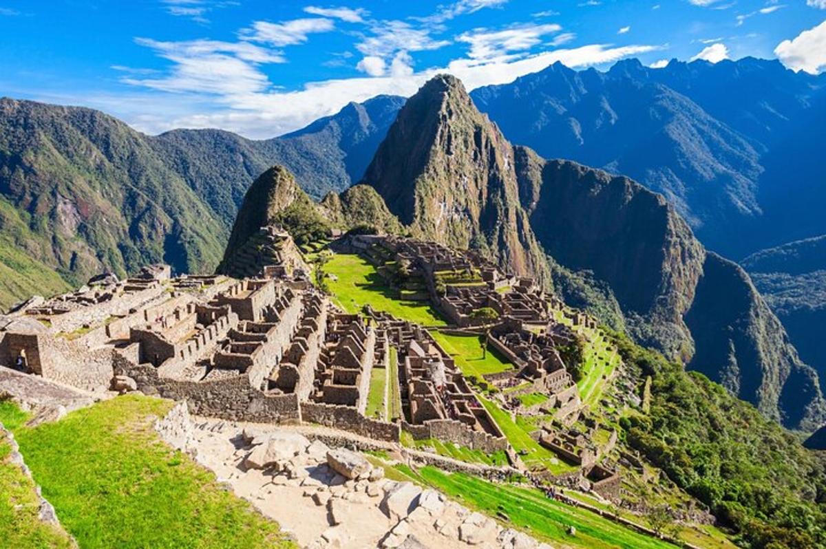 Letecký pohled na ruiny Machu Picchu na hoře