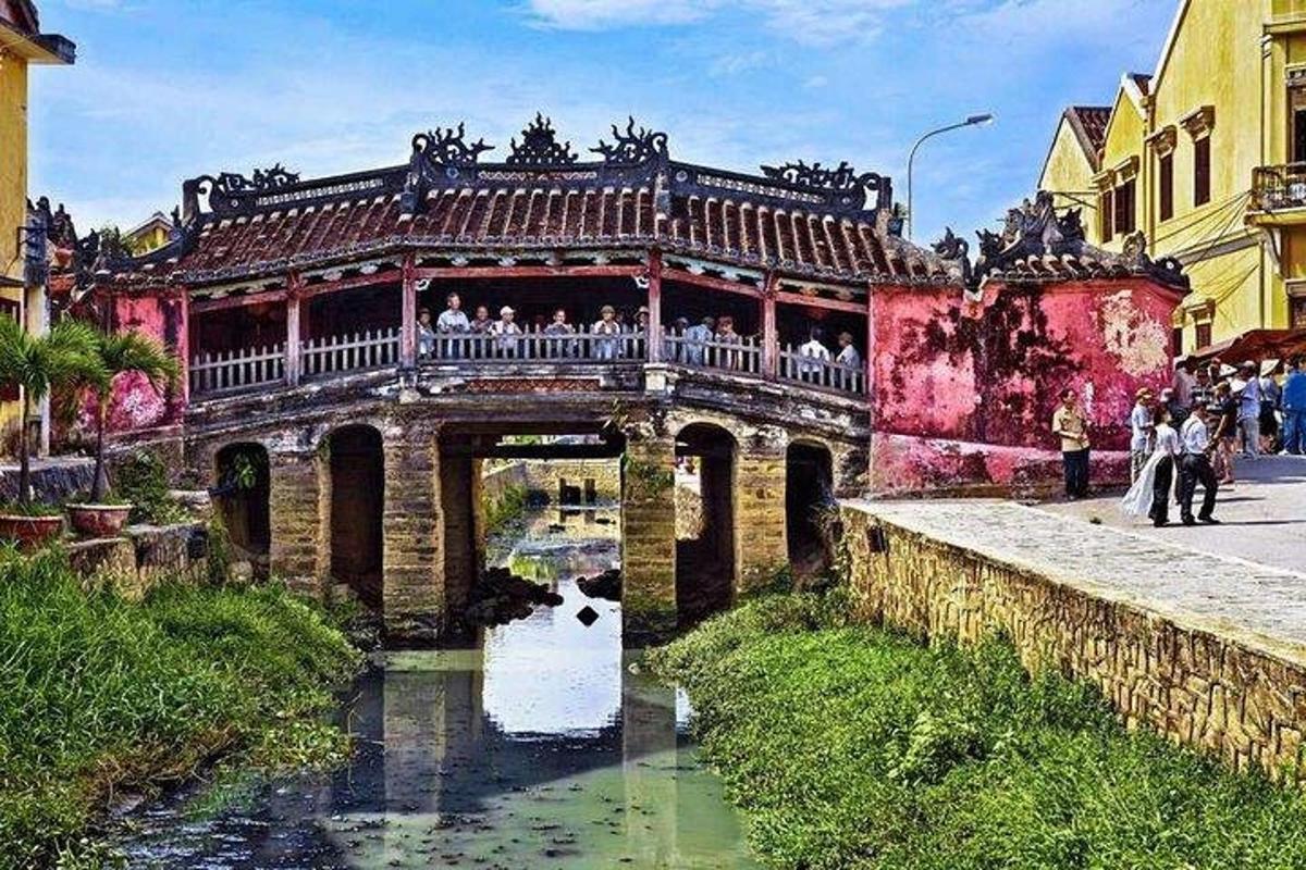eine Brücke über einen Fluss, auf der Menschen stehen