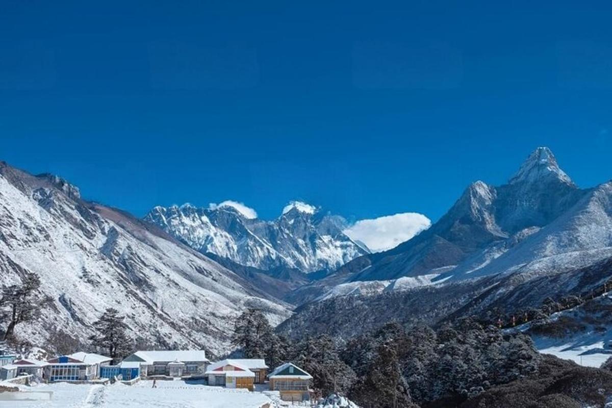 una catena montuosa innevata con case e montagne coperte di neve