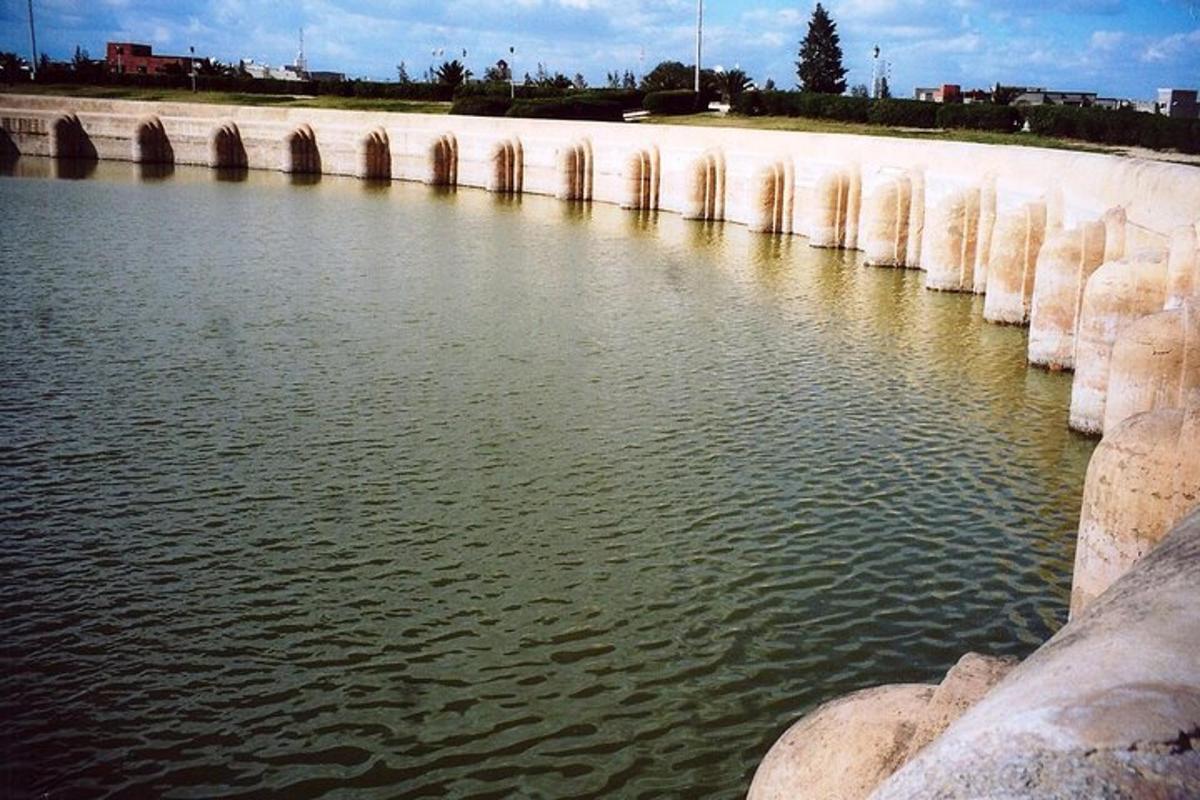 un pont sur un plan d'eau